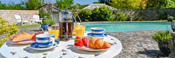 01_breakfast-poolside